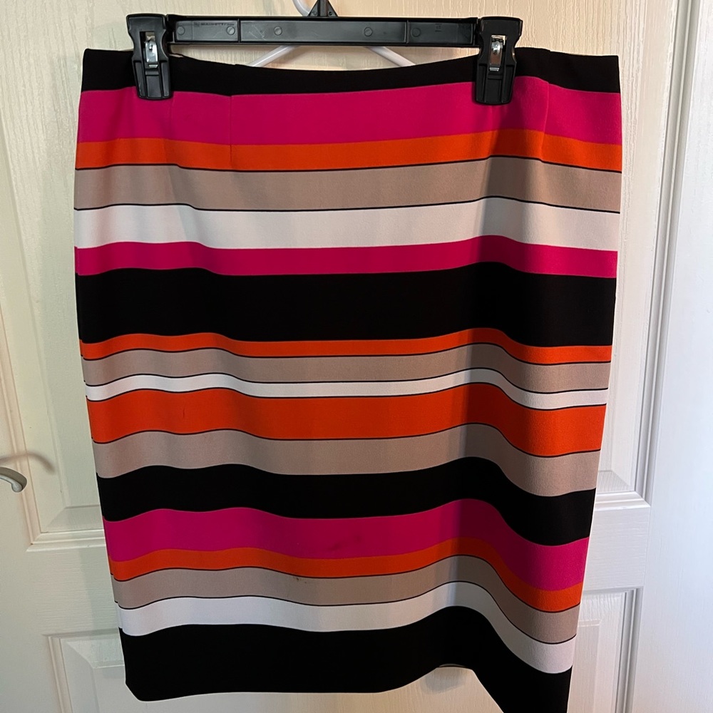Beautiful, like new, size 10 skirt. Fully lined. 23 1/2” long.